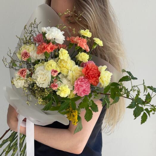 GOOD EVENING оригинальный букет с диантусами и малиной
