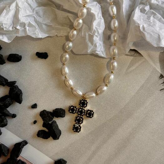 Колье золотое с крестом с черными фианитами