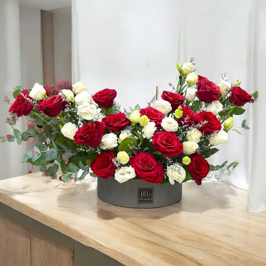 Box white and red roses