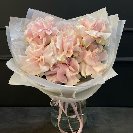 Charming bouquet of 7 lace roses