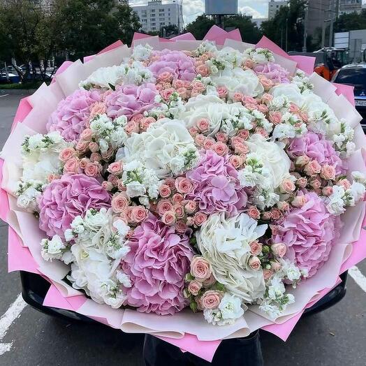 Букет кустовых роз, маттиолы и гортензий