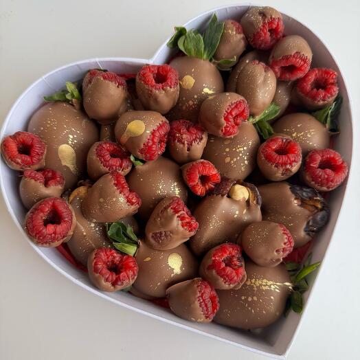 🔥Набор из клубники, малины и королевских фиников с жареными орехами в шоколаде