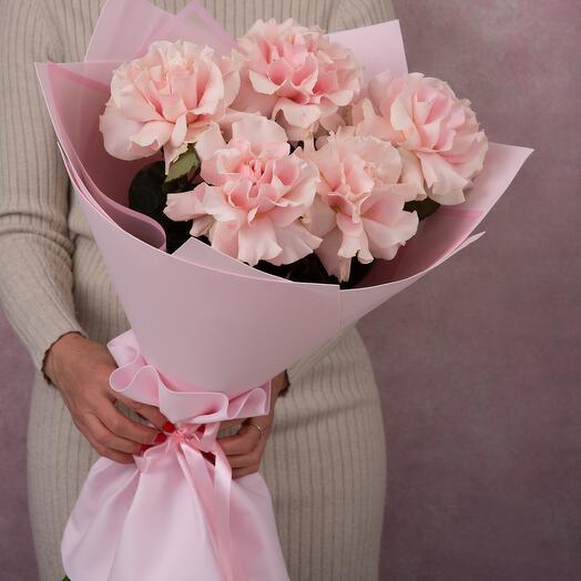 Delicate bouquet of 5 pink French roses