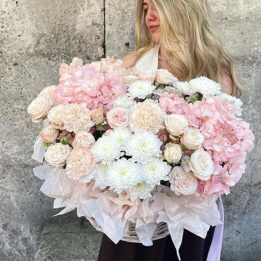 Cesta de hortensias, rosas de peonía y crisantemos