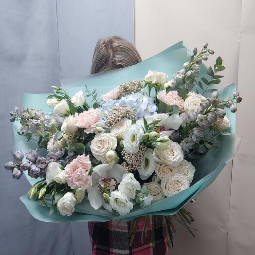 Букет из дельфиниума, диантуса, кустовой пионовидной розы, озатомнуса, эустомы, эвкалипта, гортензии