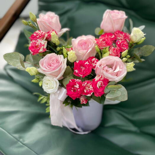 Композиция с розами, эустомой и эвкалиптом