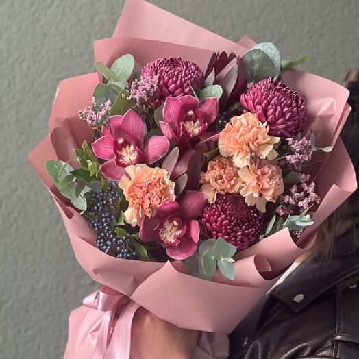 Букет осенний из хризантем, орхидей, гвоздик, эвкалипта