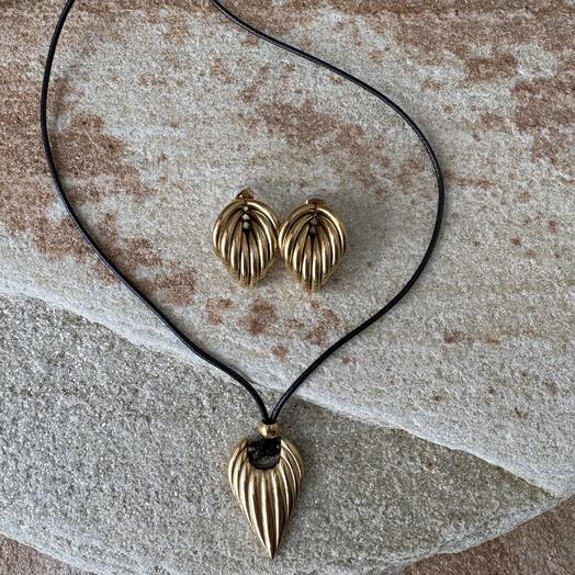 Комплект украшений. Серьги и подвеска. Подарок для мамы