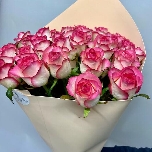 25 розовых роз