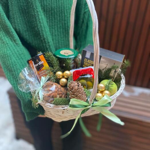Подарочная корзина с кофе, зелеными оливками, грибами и конфетами "Сосновый бор"