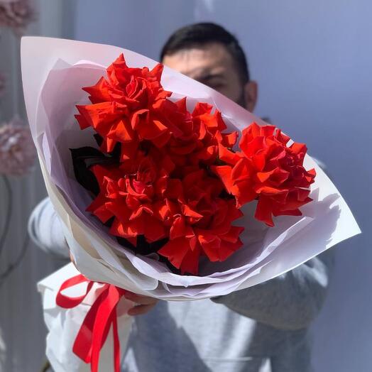 Букет алых красных роз