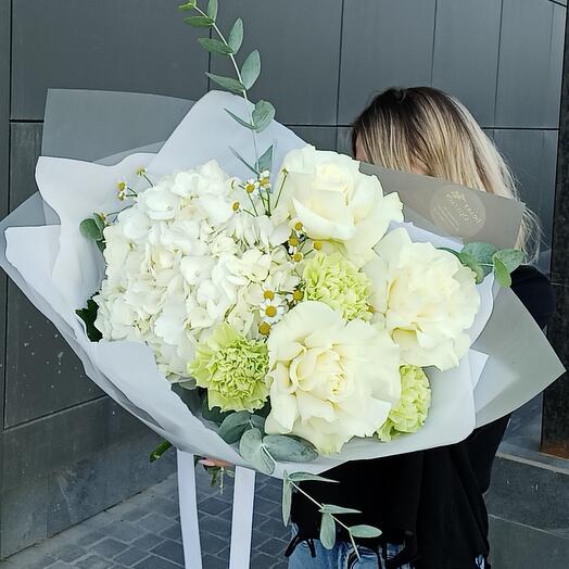 Bouquet with hydrangea and French roses lightness
