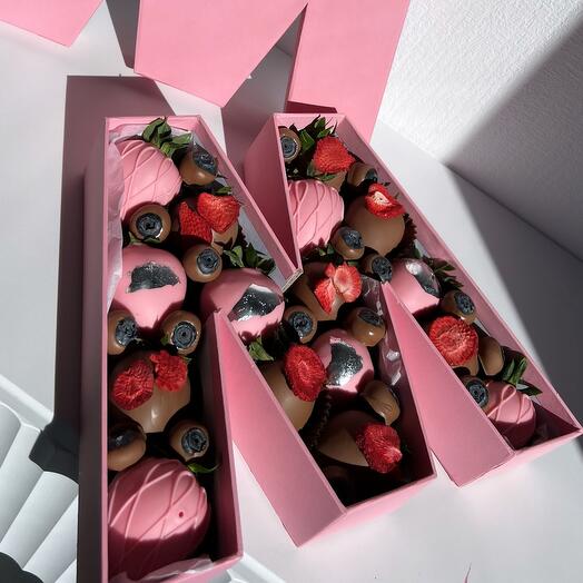 Клубника в шоколаде «Буква М»
