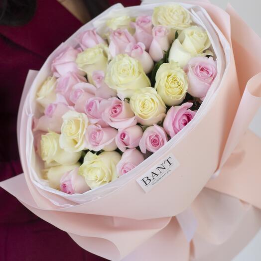 33 бело-розовых роз 40-50см