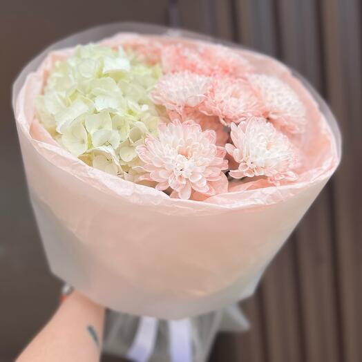 Bouquet ' Melocotón con crema, con Hortensia y crisantemo