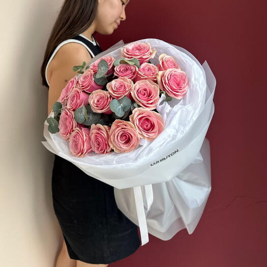 Букет "17 роз с эвкаллиптом"