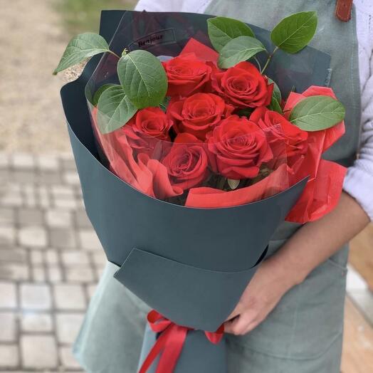 Яркий букет с красной розой