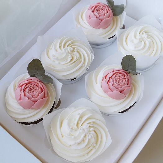 Коробочка капкейков с шоколадными пионами