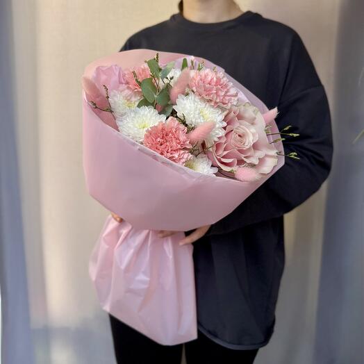 Букет с французской розой, диантусами, хризантемой