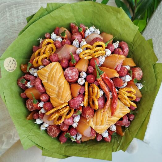 Мясной букет с сыровялеными колбасками, копчeным сыром и карпаччо для папы(М)