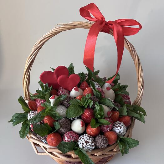 Корзина с клубникой в шоколаде