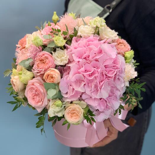 Delicado Arreglo en una Caja de sombrero con hortensias y rosas en forma de peonía
