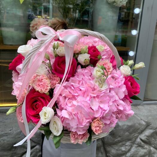 Flores en una canasta en rosa