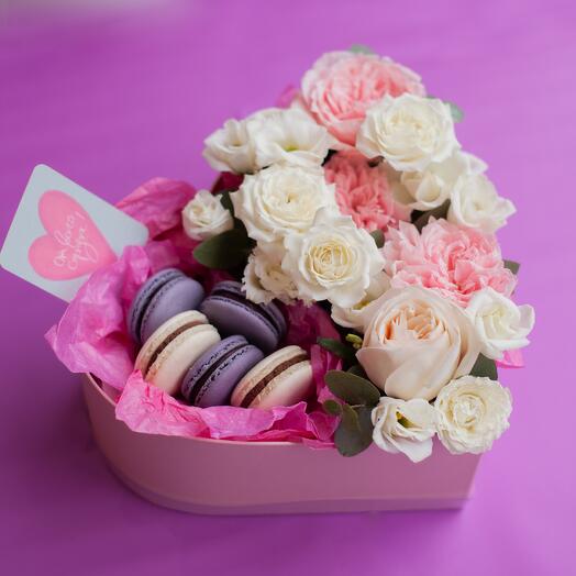 Corazón de flores con pasteles franceses