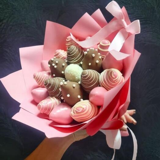 Bouquet of chocolate-covered strawberries is delicate