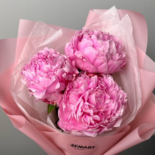 Милый букет из трех ароматных пионов