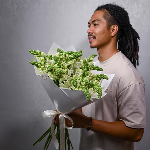 19 White Snapdragon Bouquet