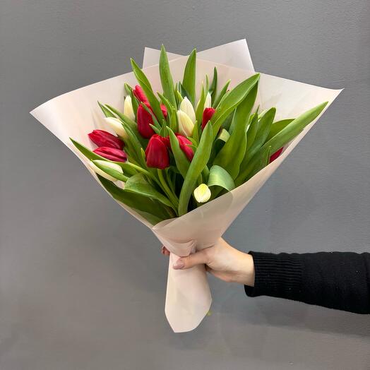 21 tulipanes rojos y blancos