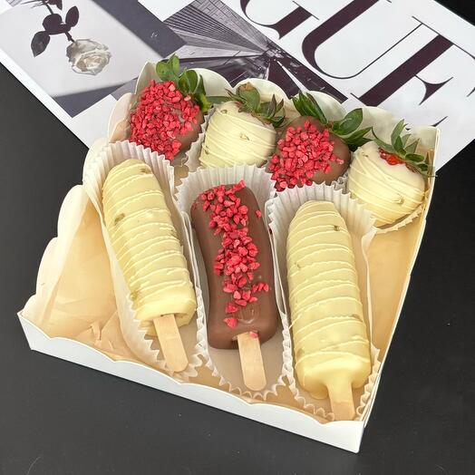Fresas y plátanos cubiertos de chocolate con frambuesas liofilizadas
