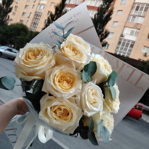 Букет пион овидных кремовых роз