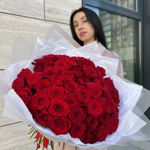 Букет из 51 красной розы 60 см в авторской упаковке