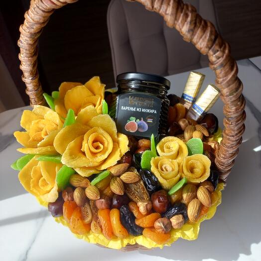 Корзиночка "Солнечная" с вареньем и шоколадом
