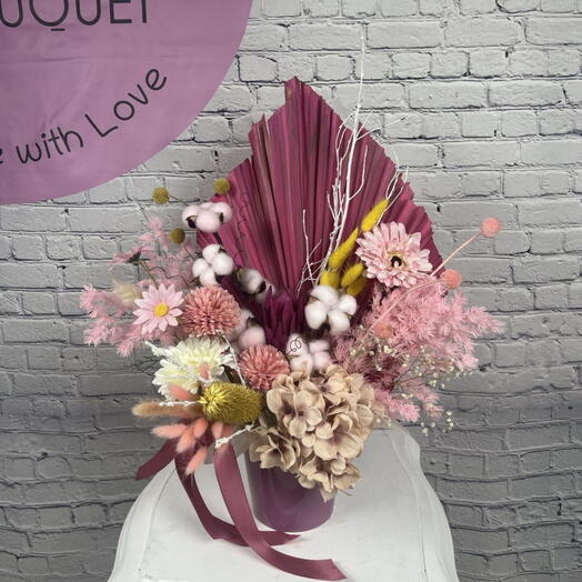 Dried flowers and decor pink