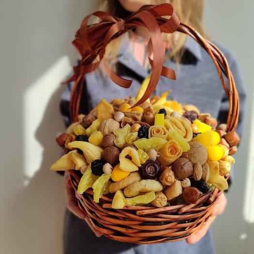 Корзина с  и сухофруктами , солнце