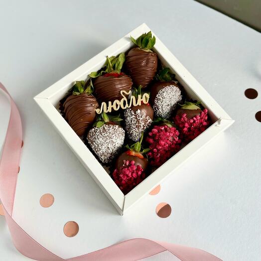 Клубника в молочном шоколаде LOVE подарок на 8 марта