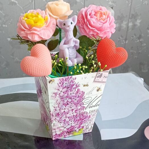 Цветы из мыла "Влюблённый сфинкс в цветах"