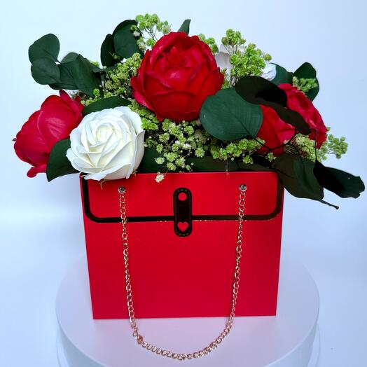 🌹 Композиция "Lady in Red" в сумочке с пионами,розами,гипсофилойи эвкалиптом