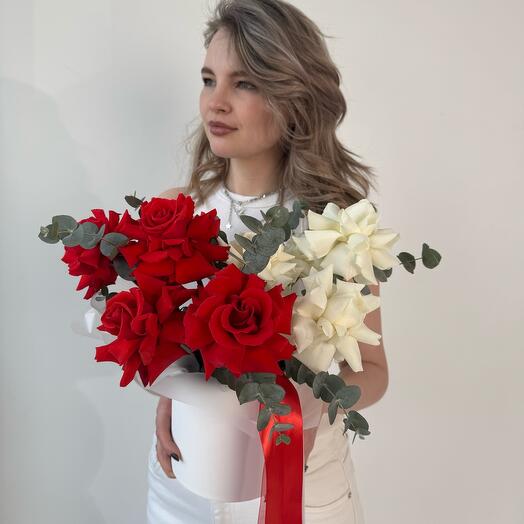 Композиция из 9 французских роз с эвкалиптом