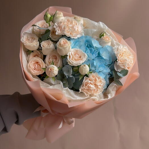 Кремовый букет с голубой гортензией и пионовидными розами