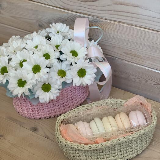 Набор хризантемы и воздушный зефир в корзинах