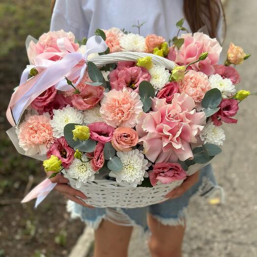 Корзина с французскими розами, эустомой, диантусами, кустовой хризантемой и эвкалиптом