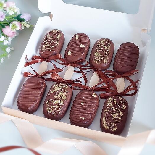 A set of chocolate-covered popsicle cheesecakes is a gift for a man, dad, boyfriend