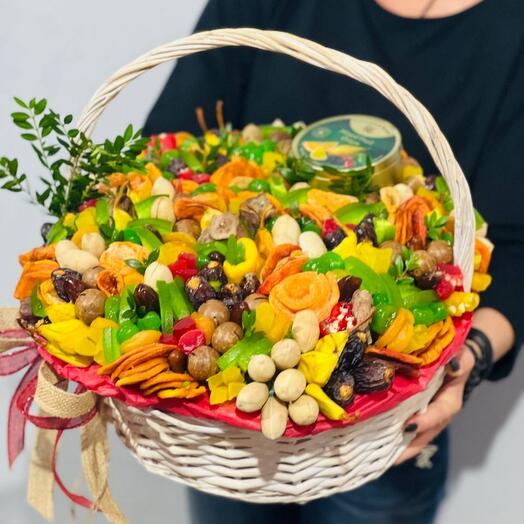Учителю Огромная корзина сухофруктов с орехами