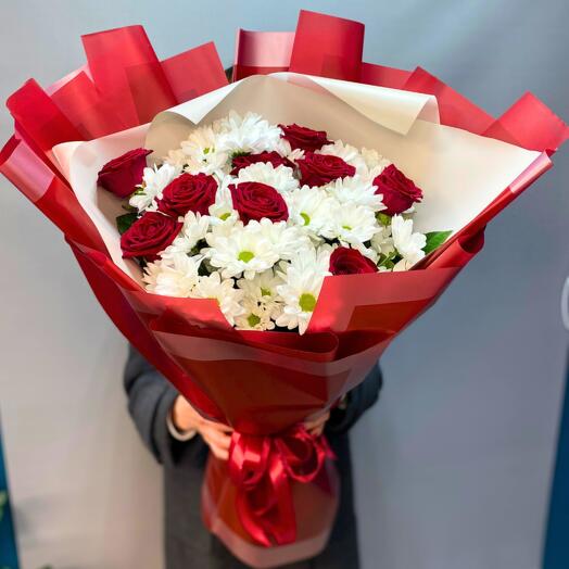 Ramo con Rosas Rojas y Crisantemo blanco como la Nieve en un Paquete de Diseño