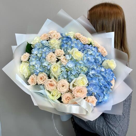 Авторский с гортензией и кустовой розой 💙