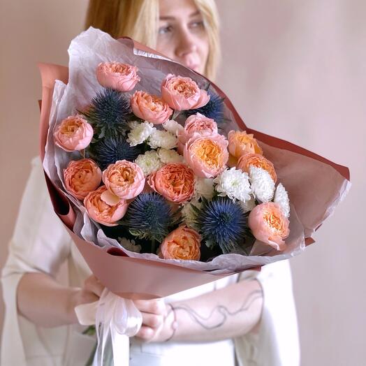 ¡Tan Único como Tú! Ramo con eringium y rosas en forma de peonía